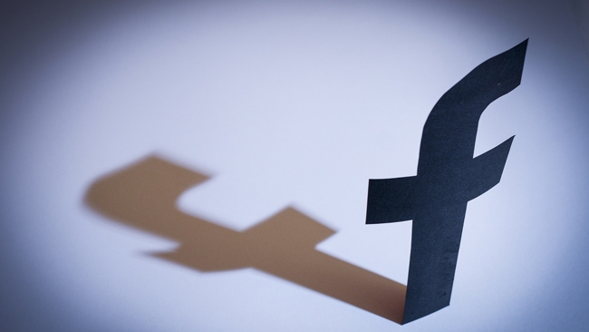 Facebook hiện đang chủ trương ưu tiên hiển thị các bài viết từ bạn bè và gia đình hơn các nội dung không có khả năng tạo ra những tương tác cá nhân đích thực. Ảnh: AFP