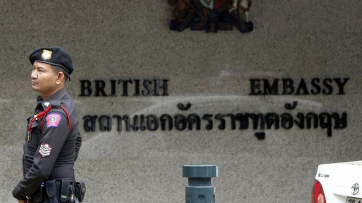  Một người lính gác làm việc bên ngoài trụ sở đại sứ quán Anh tại Bangkok, Thái Lan - Ảnh: Getty/BBC. 