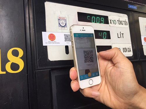 Ngoài thẻ ATM, hiện khách hàng mua xăng có thể dùng QR code để thanh toán tiền mua xăng. Nguồn: internet