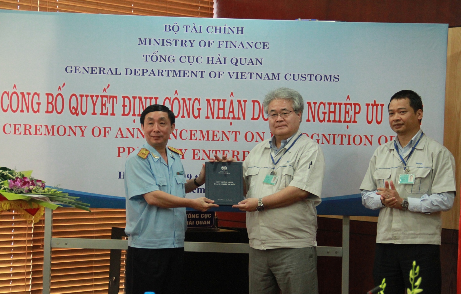 Đại diện trao quyết định công nhận doanh nghiệp ưu tiên cho đại diện Công ty Hoya Glass Disk Việt Nam. Nguồn: internet