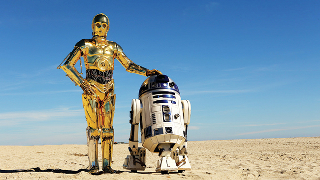 Hai người máy có trí khôn nhân tạo C-3PO và R2-D2 trên phim trường Chiến tranh giữa các vì sao (1977). Nguồn: internet