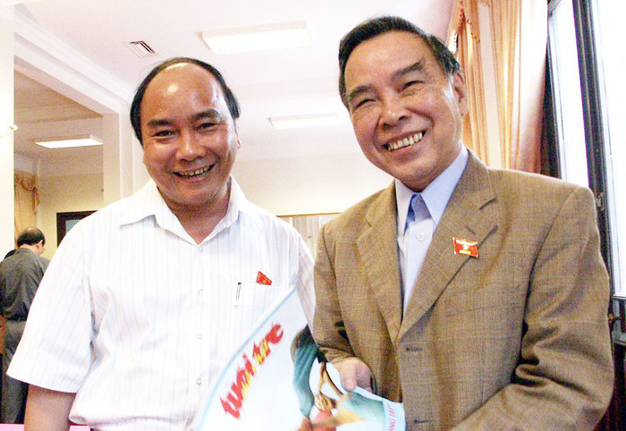 Nguyên Thủ tướng Phan Văn Khải (phải) và Thủ tướng Nguyễn Xuân Phúc (khi đó là đại biểu Quốc hội tỉnh Quảng Nam) tại kỳ họp Quốc hội năm 2004 - Ảnh: Nguyễn Công Thành