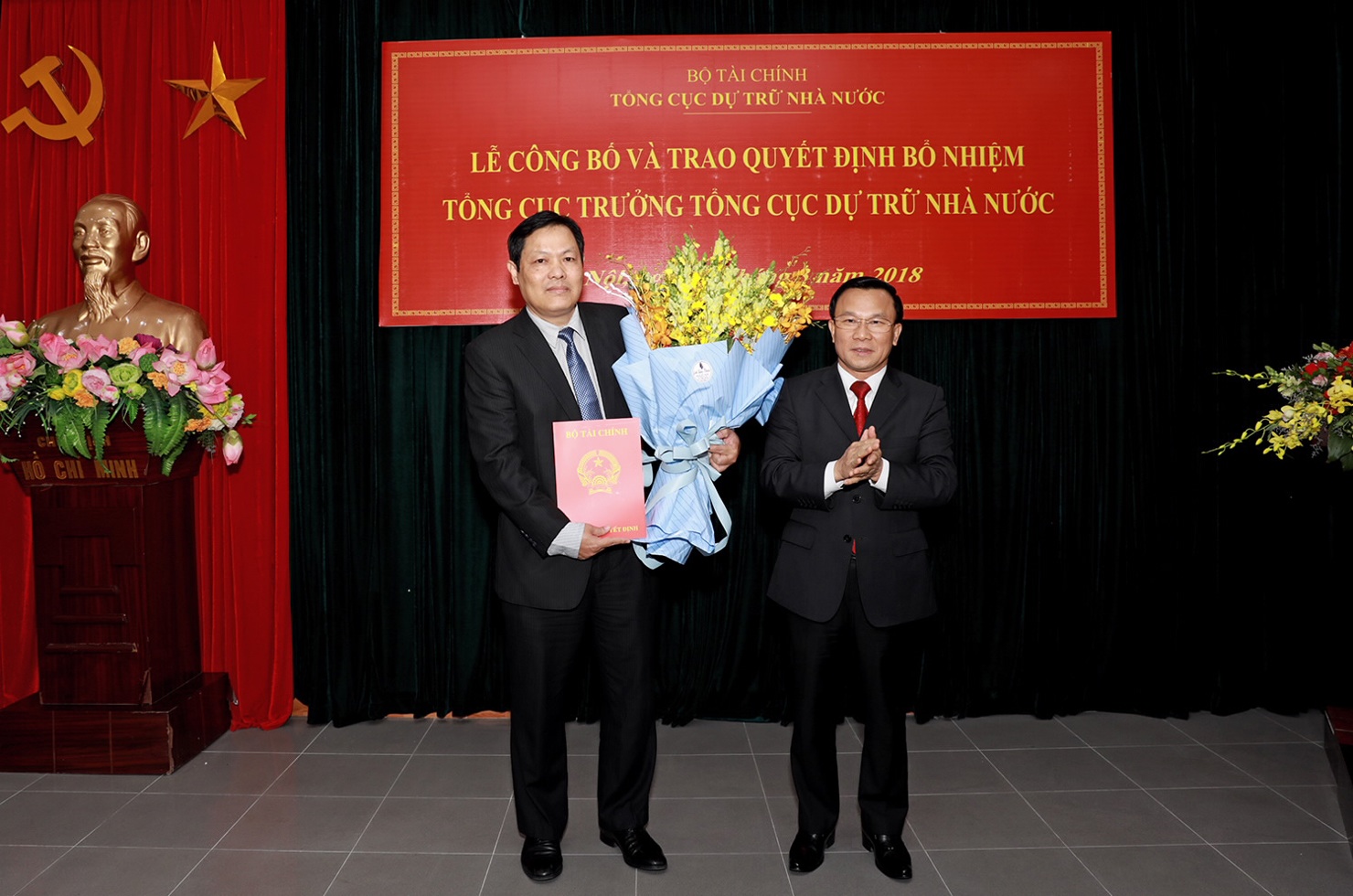 Thứ trưởng Bộ Tài chính Trần Văn Hiếu (bên phải) trao Quyết định bổ nhiệm Tổng cục trưởng Tổng cục Dự trữ Nhà nước cho ông Đỗ Việt Đức. 