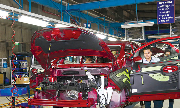  Công nhân lắp ráp linh kiện ô tô tại nhà máy Ford Việt Nam. Nguồn: internet