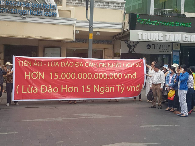   Biểu tình tố cáo chiếm đoạt lừa đảo "hơn 15 nghìn tỷ đồng" từ tiền ảo tại TP. Hồ Chí Minh vào ngày 8/4. Nguồn: internet