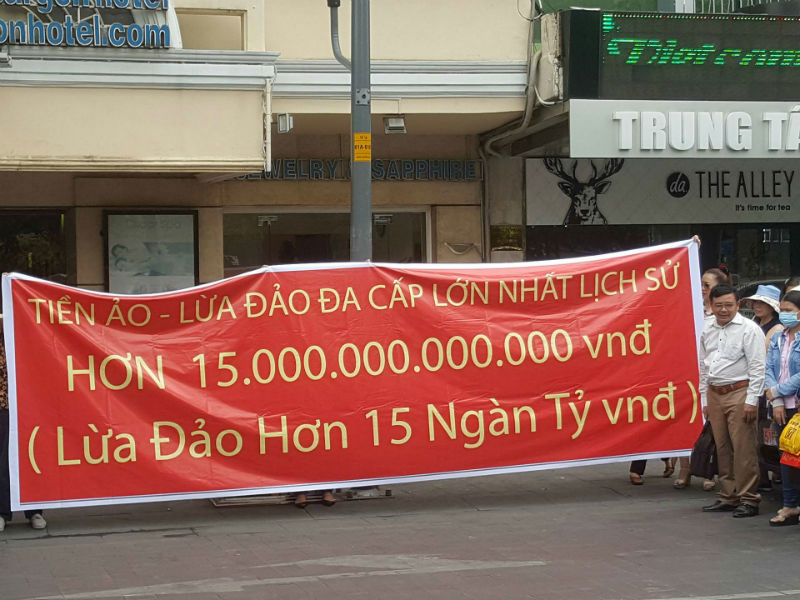 Sáng ngày 8/4/2018 vừa qua, rất đông người dân đã kéo đến trụ sở Công ty Cổ phần Modern Tech (đăng ký trụ sở tại tòa nhà số 68 Nguyễn Huệ, quận 1, TP. Hồ Chí Minh) để biểu tình. Nguồn: internet