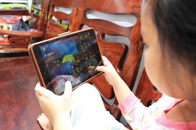 Những thiết bị như điện thoại thông minh (smartphone), máy tính bảng đang trở thành “đồ chơi” phổ biến của trẻ em. Nguồn: internet