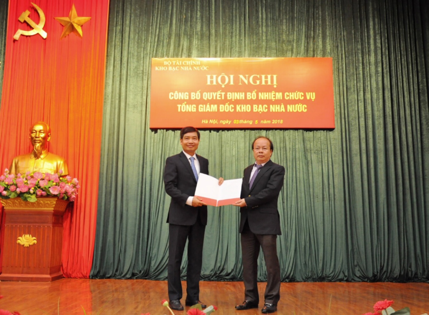 Thứ trưởng Bộ Tài chính Huỳnh Quang Hải trao Quyết định bổ nhiệm cho ông Tạ Anh Tuấn. Nguồn: MOF