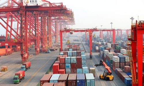  Container và xe tải tại một cảng biển ở Sơn Đông (Trung Quốc). Ảnh: Reuters