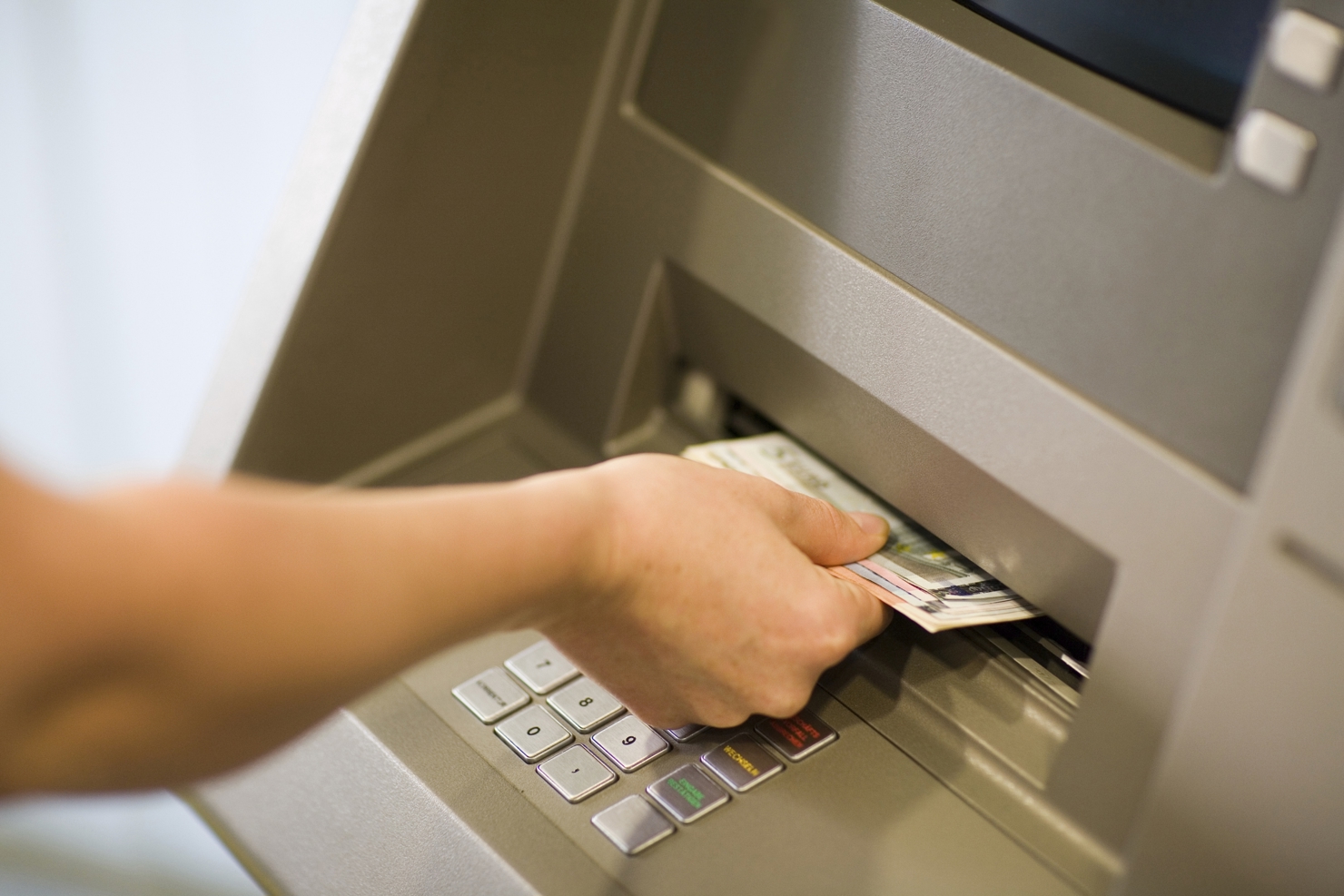 Ngân hàng Nhà nước vừa chỉ đạo các ngân hàng thương mại không được tăng phí rút tiền ATM nội mạng vào thời điểm này. Nguồn: internet