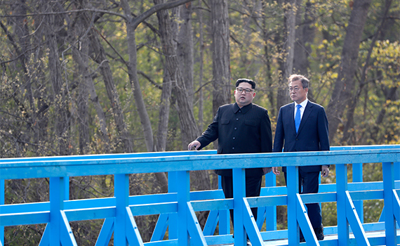  Nhà lãnh đạo Triều Tiên Kim Jong-un trò chuyện với Tổng thống Hàn Quốc Moon Jae-in bên lề Hội nghị thượng đỉnh liên Triều hôm 27/4. Ảnh: Pulse News 