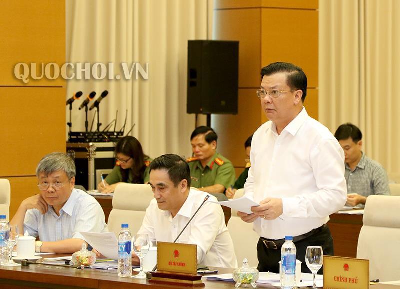 Bộ trưởng Bộ Tài chính Đinh Tiến Dũng trình bày báo cáo tại phiên họp. Nguồn: quochoi.vn