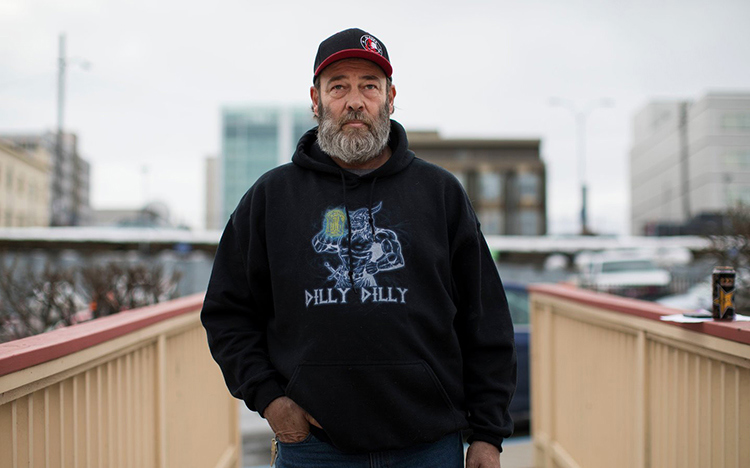  Floyd Hall, 53 tuổi, tham gia vào một nhóm những người chuyên theo dõi những vụ trộm xe ở thành phố Anchorage, bang Alaska, Mỹ. Ảnh: New York Times. 