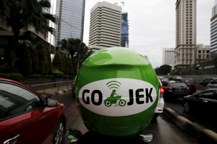   Một tài xế hãng Go-Jek tại Jakarta. Ảnh: Reuters 
