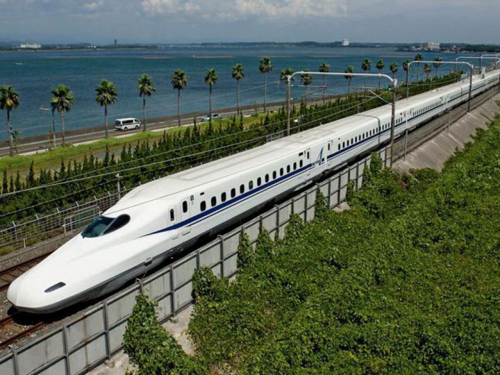 Phó Thủ tướng Trịnh Đình Dũng yêu cầu Bộ GTVT khẩn trương thực hiện việc lập Báo cáo nghiên cứu tiền khả thi Dự án đường sắt tốc độ cao trên trục Bắc - Nam. Nguồn: internet