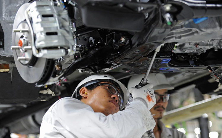  Công nhân trong một nhà máy sản xuất xe hơi tại Thái Lan. Ảnh: AFP 
