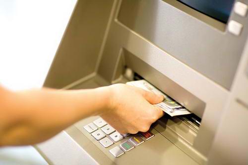 Nhiều ngân hàng tầm trung vẫn đang ưu đãi khách hàng bằng cách không thu phí rút tiền ATM nội mạng. Nguồn: internet