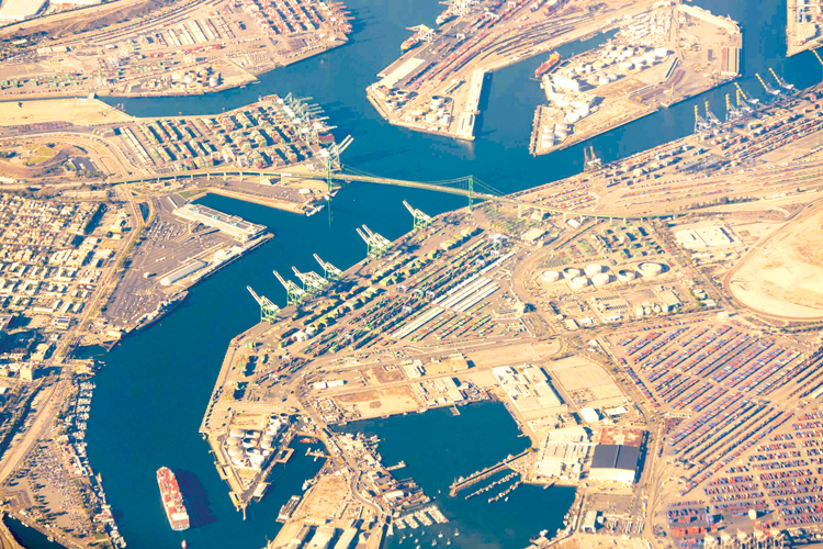  Cảng Long Beach là một trong những cảng bốc dỡ hàng hóa nhập từ Trung Quốc nhiều nhất. Nguồn: internet
