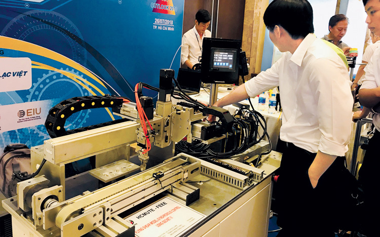  Mô hình tự động hóa cho sản xuất được các sinh viên trình diễn tại một hội nghị công nghệ ở TP. Hồ Chí Minh - Ảnh: Tuyết Ân 