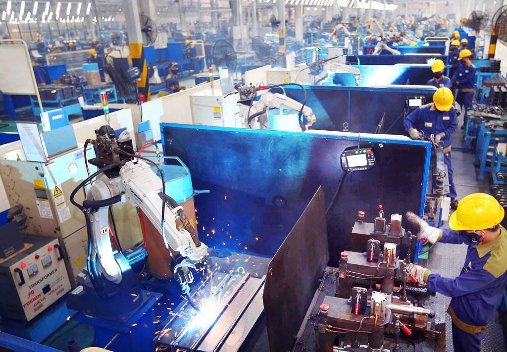 Việc ứng dụng công nghệ robot - cơ điện tử trong quá trình sản xuất ở Việt Nam chưa nhiều. Ảnh: LTT