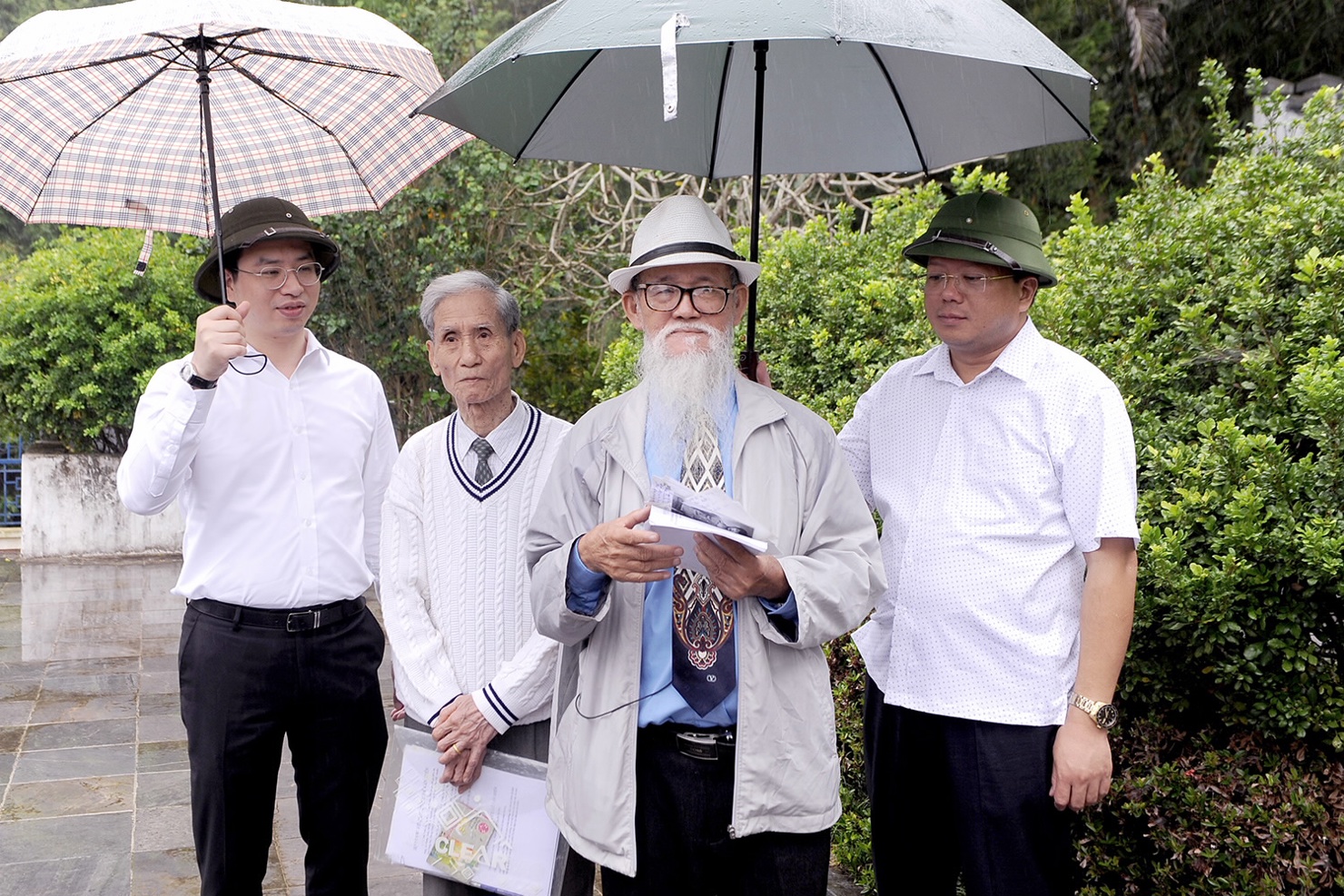 Các bác nguyên Cán bộ ATK Bộ Tài chính thăm lại địa điểm di tích Trụ sở Bộ Tài chính trong thời kỳ kháng chiến chống Pháp tại xã Tú Thịnh, huyện Sơn Dương, tỉnh Tuyên Quang.