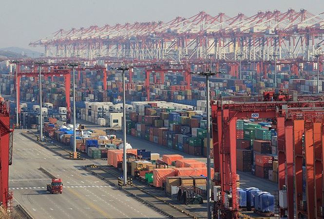  Những container hàng hóa tại một bến cảng ở Thượng Hải, Trung Quốc. Nguồn: Reuters/Sputnik 