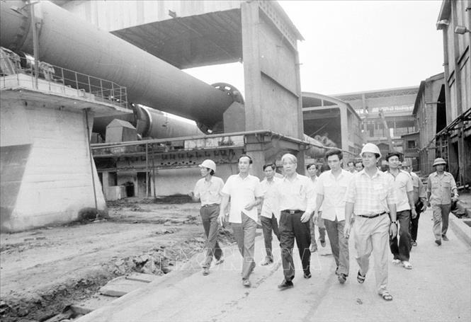 Chủ tịch Hội đồng Bộ trưởng Đỗ Mười thăm nhà máy xi măng Hải Phòng, ngày 25/3/1991. Ảnh: TTXVN