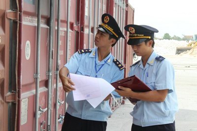 Cán bộ Cục Hải quan Nghệ An tiến hành kiểm hóa hàng hóa