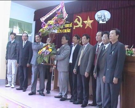 Ông Thái Văn Hằng, Phó Chủ tịch UBND tỉnh Nghệ An trao thưởng cho Chi cục Thuế Diễn Châu