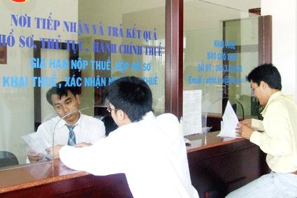 Người dân được hướng dẫn làm thủ tục kê khai thuế tại Bộ phận "một cửa" của Cục thuế tỉnh Bà Rịa - Vũng Tàu. Nguồn: Internet