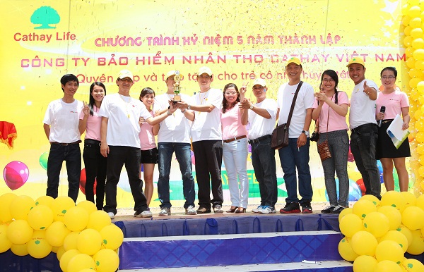 Ban giám đốc và nhân viên của Công ty Cathay Việt Nam nhận cúp kỉ niệm. Nguồn: FinancePlus.vn