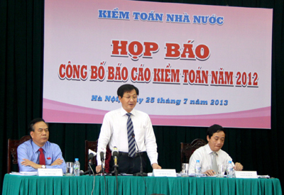 Phó tổng Kiểm toán Nhà nước Lê Minh Khái trả lời câu hỏi về niên độ ngân sách 2011. Nguồn: internet