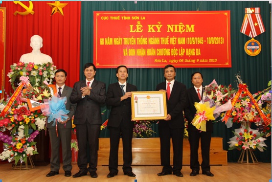 Tập thể Lãnh đạo Cục Thuế Sơn La đón nhận Huân chương Độc lập hạng Ba. Nguồn: Lan Hương