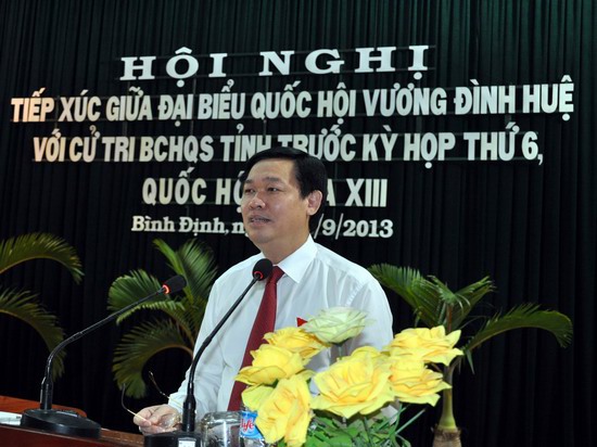 Đại biểu Quốc hội Vương Đình Huệ giải đáp các kiến nghị của cử tri. Nguồn: FinancePlus.vn