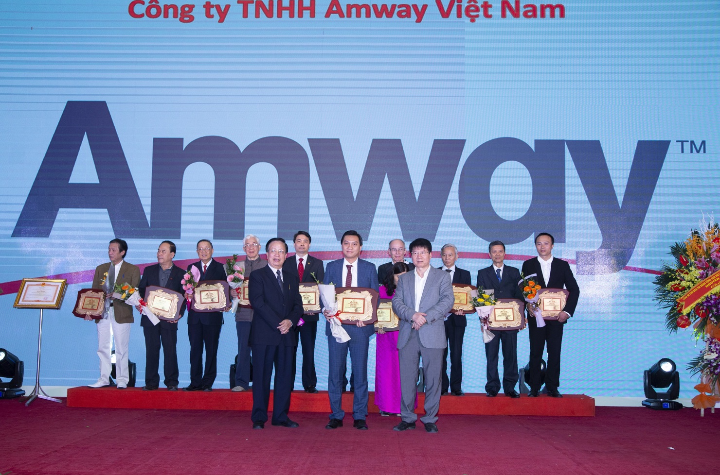 Đại diện Amway Việt Nam vinh dự nhận Bằng khen vì nỗ lực trong chiến lược kinh doanh bền vững, gắn kết bền chặt với cộng đồng