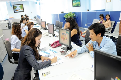 Cán bộ công chức Kho bạc Nhà nước hướng dẫn khách hàng thực hiện giao dịch qua hệ thống dịch vụ công trực tuyến.