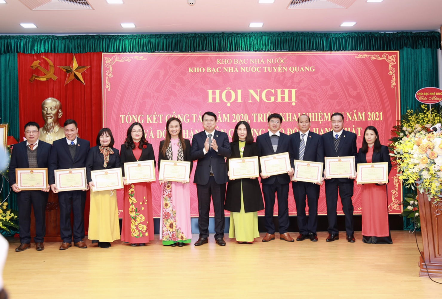 Tổng Giám đốc Kho bạc Nhà nước Nguyễn Đức Chi trao danh hiệu Chiến sỹ thi đua ngành Tài chính, Bằng khen cho các cán bộ, công chức của Kho bạc Nhà nước Tuyên Quang.