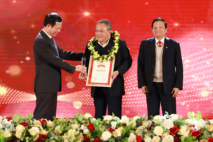 Đại diện Agriank đón nhận Bằng chứng nhận Top 10 doanh nghiệp lớn nhất Việt Nam năm 2020.