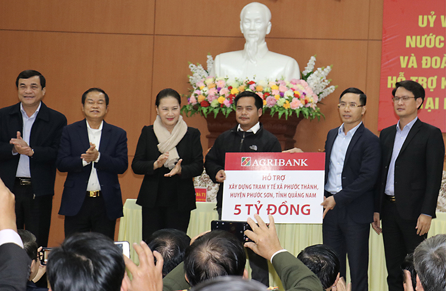 Agribank trao 5 tỷ đồng hỗ trợ xây dựng trạm y tế xã Phước Thành, huyện Phước Sơn, tỉnh Quảng Nam.