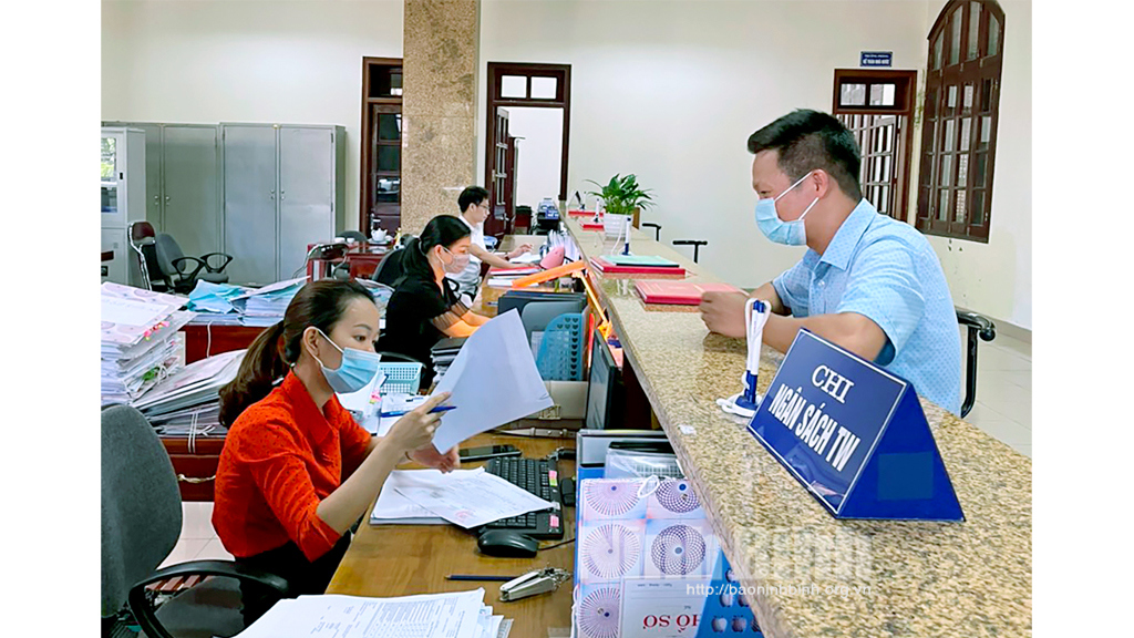 Khách hàng giao dịch tại Kho bạc Nhà nước Ninh Bình.