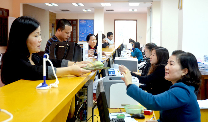 Khách hàng giao dịch tại KBNN Tuyên Quang.