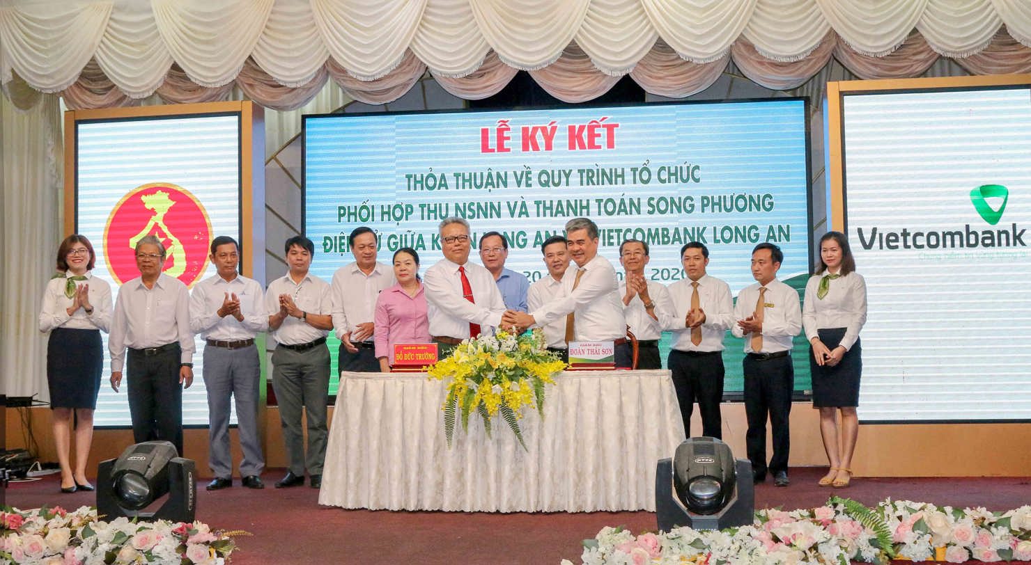 Đại diện Kho bạc Nhà nước Long An và Vietcombank ký thỏa thuận hợp tác về phối hợp thu ngân sách nhà nước (ngày 22/1/2020).