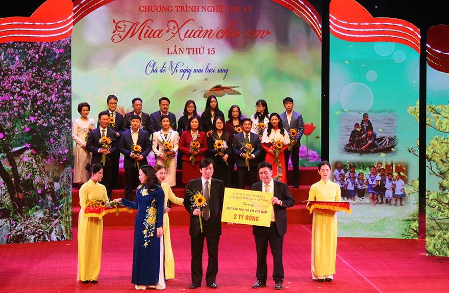 Đại diện Agribank, ông Phạm Đức Tuấn, Phó Tổng Giám đốc, Chủ tịch Công đoàn trao tặng 02 tỷ đồng cho Bảo trợ Quỹ Bảo trợ trẻ em Việt Nam.