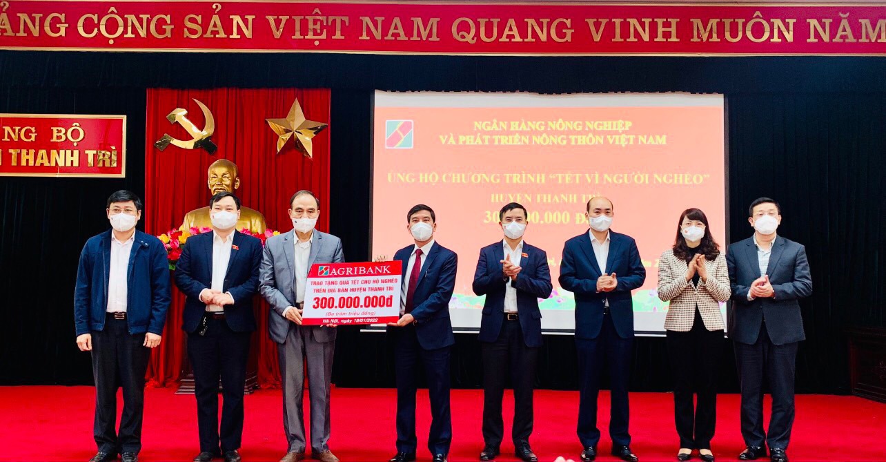 Đại diện Lãnh đạo Agribank trao tặng quà tết cho hộ nghèo trên địa bàn huyện Thanh Trì, Hà  Nội. Nguồn: Agribank.