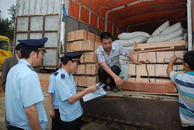 Kiểm tra hàng hóa xuất nhập khẩu tại cửa khẩu Hữu Nghị- Lạng Sơn
