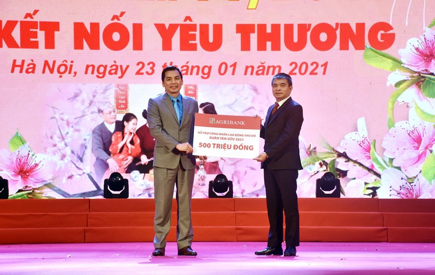 Ông Ngô Anh Tuấn, Phó Chủ tịch Công đoàn Agribank trao quà cho công nhân lao động tại Thủ đô Hà Nội.