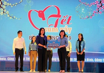 Phó Tổng Giám đốc Agribank Nguyễn Thị Phượng trao tặng 4.000 vé xe cho công nhân lao động có hoàn cảnh khó khăn làm việc tại các khu công nghiệp và các nhà máy lớn tại Bình Dương và TP.Hồ Chí Minh