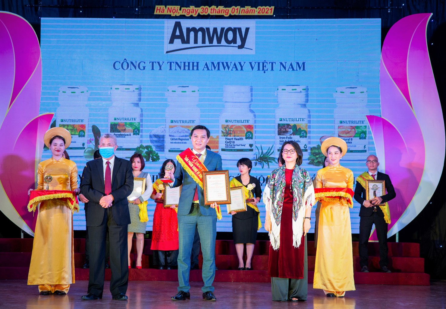 Đại diện Amway Việt Nam vinh dự giải thưởng “sản phẩm vàng vì sức khỏe cộng đồng” 