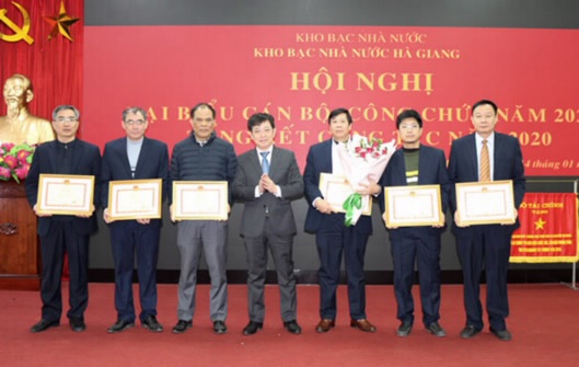 Ông Nguyễn Chí Vương, Giám đốc Kho bạc Nhà nước Hà Giang trao Bằng khen cho các tập thể, cá nhân có thành tích xuất sắc trong thực hiện nhiệm vụ chuyên môn.