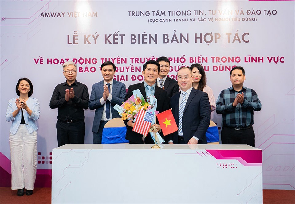 Đại diện Amway Việt Nam và Trung tâm ICT (Cục Cạnh tranh và Bảo vệ người tiêu dùng - Bộ Công Thương) ký kết hợp tác tuyên truyền bảo vệ quyền lợi người tiêu dùng.